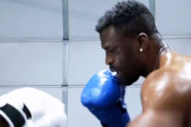 Francis Ngannou laat brute kracht zien richting MMA-return tegen Philipe Lins